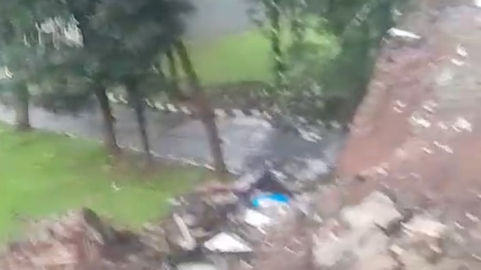 Hujan Deras Picu Tembok Perumahan Ambrol di Ciputat