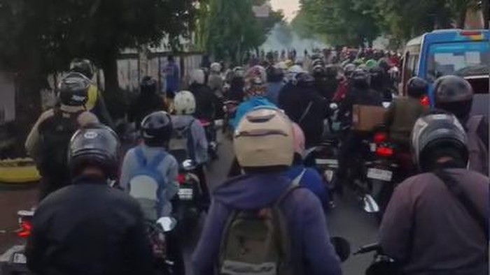 Pemotor Nekat Terobos Tawuran di Jakarta Timur, Kisahnya Viral di Media Sosial