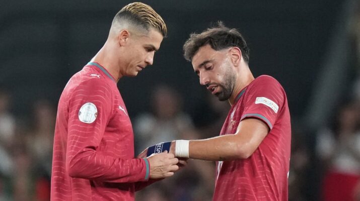 Jorge Jesus Ungkap Alasan Cristiano Ronaldo Tak Dimainkan, Faktor Taktik Jadi Pertimbangan Jakarta, 30 September 2026 – Pelatih tim nasional Portugal Jorge Jesus menjelaskan keputusannya tidak memainkan Cristiano Ronaldo ketika menghadapi Norwegia pada pertandingan kedua UEFA Nations League 2026/2027. Ronaldo berada di bangku cadangan sepanjang pertandingan meskipun berada dalam kondisi yang memungkinkan untuk tampil. Jesus awalnya memang merencanakan penyerang berusia 41 tahun tersebut masuk pada sekitar 30 menit terakhir. Namun, perkembangan pertandingan membuat rencana itu berubah dan Portugal akhirnya menyelesaikan laga tanpa menurunkan sang kapten. Portugal tetap mampu meraih kemenangan 2-1 atas Norwegia. Sebelum pertandingan, Jesus sebenarnya sudah melakukan perubahan dengan menempatkan Goncalo Ramos sebagai penyerang utama bersama Joao Felix. Pertimbangannya ketika itu berkaitan dengan jadwal pertandingan yang berdekatan setelah Ronaldo bermain hampir 70 menit saat Portugal mengalahkan Wales 1-0. Ronaldo tetap disiapkan sebagai opsi dari bangku cadangan apabila Portugal membutuhkan perubahan di lini depan. Namun, Ramos mampu memberikan kontribusi besar dan mencetak gol kemenangan Portugal. Kondisi tersebut membuat Jesus tidak melihat alasan mendesak untuk mengganti penyerang yang sedang tampil efektif. Jesus menegaskan keputusan tidak menurunkan Ronaldo bukan karena sang pemain mengalami cedera. Menurutnya, Ronaldo berada dalam kondisi yang memungkinkan untuk bermain apabila benar-benar dibutuhkan. Pertimbangan utama justru berasal dari kebutuhan taktikal setelah jalannya pertandingan berubah dari skenario awal. Portugal membutuhkan karakter pemain berbeda pada beberapa fase pertandingan sehingga pergantian dilakukan pada posisi lain. Jesus akhirnya mempertahankan Ramos hingga situasi pertandingan dinilai lebih aman. Keputusan tersebut menjadi perhatian karena Ronaldo sangat jarang berada di bangku cadangan sepanjang pertandingan ketika tersedia membela Portugal. Statusnya sebagai kapten sekaligus pencetak gol terbanyak sepanjang sejarah tim nasional membuat setiap keputusan mengenai menit bermainnya selalu mendapatkan perhatian besar. Namun, Jesus menegaskan seluruh pemain tetap berada dalam sistem persaingan yang sama. Ronaldo masih menjadi bagian penting dari rencananya dan keputusan dalam satu pertandingan tidak berarti posisinya di tim nasional telah berubah. Sang pelatih juga membuka kemungkinan Ronaldo kembali menjadi pilihan utama pada pertandingan berikutnya. Sorotan kemudian meningkat setelah Ronaldo langsung menuju ruang ganti seusai pertandingan dan tidak bergabung bersama rekan-rekannya ketika memberikan apresiasi kepada pendukung Portugal. Jesus mengaku tidak mengetahui kejadian tersebut ketika pertandingan baru selesai. Setelah mendapatkan pertanyaan mengenai sikap sang kapten, ia menyatakan akan berbicara langsung dengan Ronaldo. Jesus tidak ingin memberikan kesimpulan mengenai alasan di balik tindakan tersebut sebelum mendengar penjelasan pemainnya. Situasi itu kemudian memunculkan pembicaraan mengenai hubungan keduanya menjelang pertandingan Portugal berikutnya. Hubungan Jesus dan Ronaldo sebenarnya bukan sesuatu yang baru karena keduanya pernah bekerja bersama di Al-Nassr. Pengalaman tersebut membuat Jesus memahami karakter serta tuntutan yang menyertai seorang Ronaldo. Meski demikian, posisinya sebagai pelatih Portugal membuat Jesus harus mempertimbangkan kebutuhan seluruh tim ketika menentukan susunan pemain. Performa Goncalo Ramos menghadapi Norwegia menjadi contoh bagaimana persaingan di lini depan dapat memengaruhi keputusan tersebut. Ronaldo tetap mempunyai peran besar, tetapi menit bermainnya kini juga dapat disesuaikan dengan strategi setiap pertandingan. Portugal selanjutnya menghadapi Denmark pada 1 Oktober 2026 dan Ronaldo berpeluang kembali mendapatkan kesempatan bermain. Jesus menegaskan absennya sang kapten menghadapi Norwegia tidak berarti ia tersingkir dari rencana utama tim. Dengan jadwal internasional yang padat, rotasi juga menjadi bagian penting untuk menjaga keseimbangan antara kondisi pemain dan kebutuhan taktikal. Persaingan Ramos dan Ronaldo memberikan lebih banyak pilihan bagi Portugal dalam menentukan karakter penyerang yang dibutuhkan. Keputusan akhir mengenai susunan pemain menghadapi Denmark akan kembali ditentukan berdasarkan strategi Jesus serta kondisi seluruh anggota skuad menjelang pertandingan.