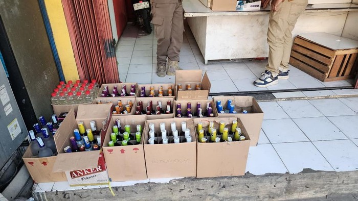 Satpol PP Depok Razia Lima Toko, Sita 1.972 Botol Minuman Beralkohol